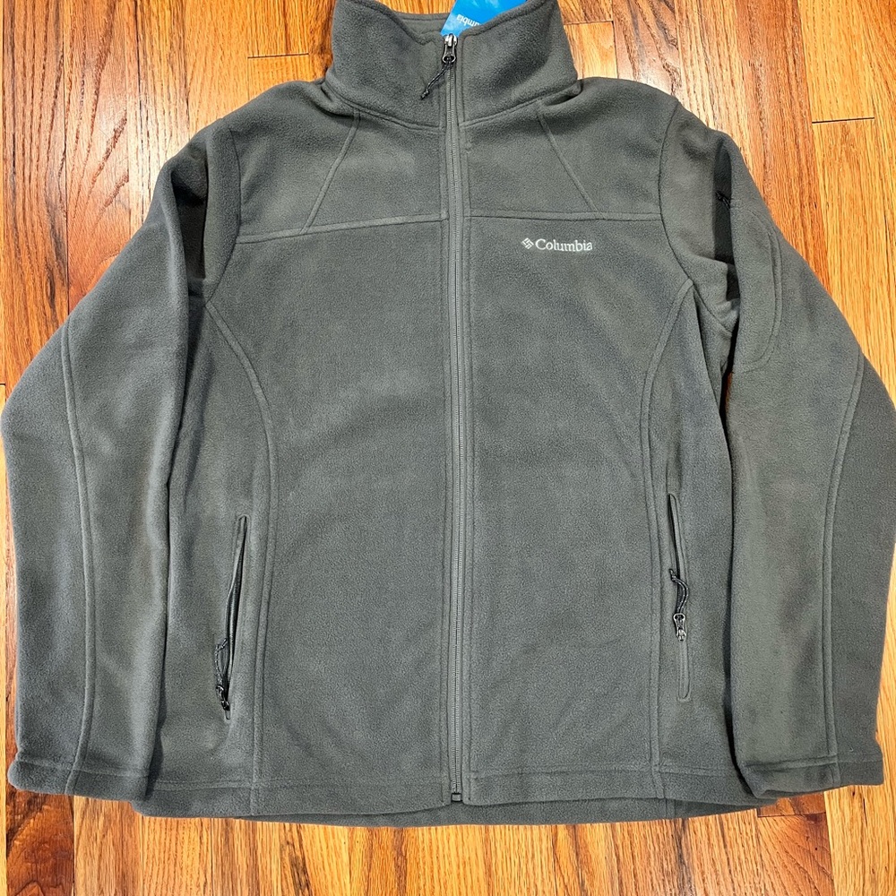 Women's Large, Gray Fleece Jacket with pockets.New with‎ Tags